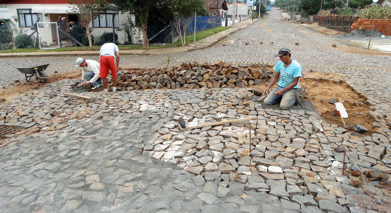 Ruas e avenidas de Cruz Machado recebem obras de melhorias