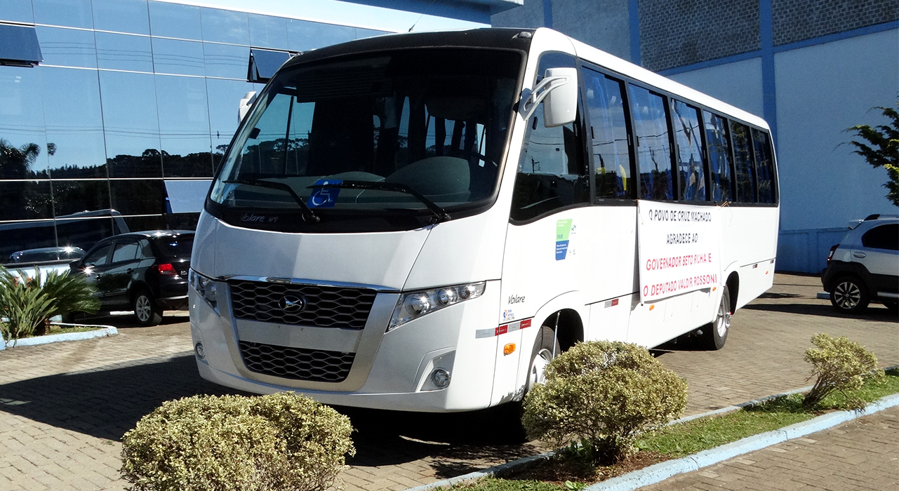 Secretaria de Saúde recebe micro-ônibus do PAM