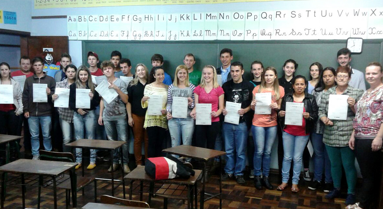 Cruz Machado realiza entrega de certificados do curso de auxiliar administrativo