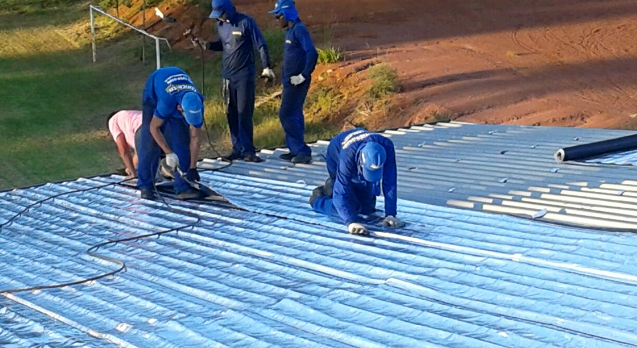 Ginásio Municipal Valdomiro Apolinário recebe manta asfáltica aluminizada