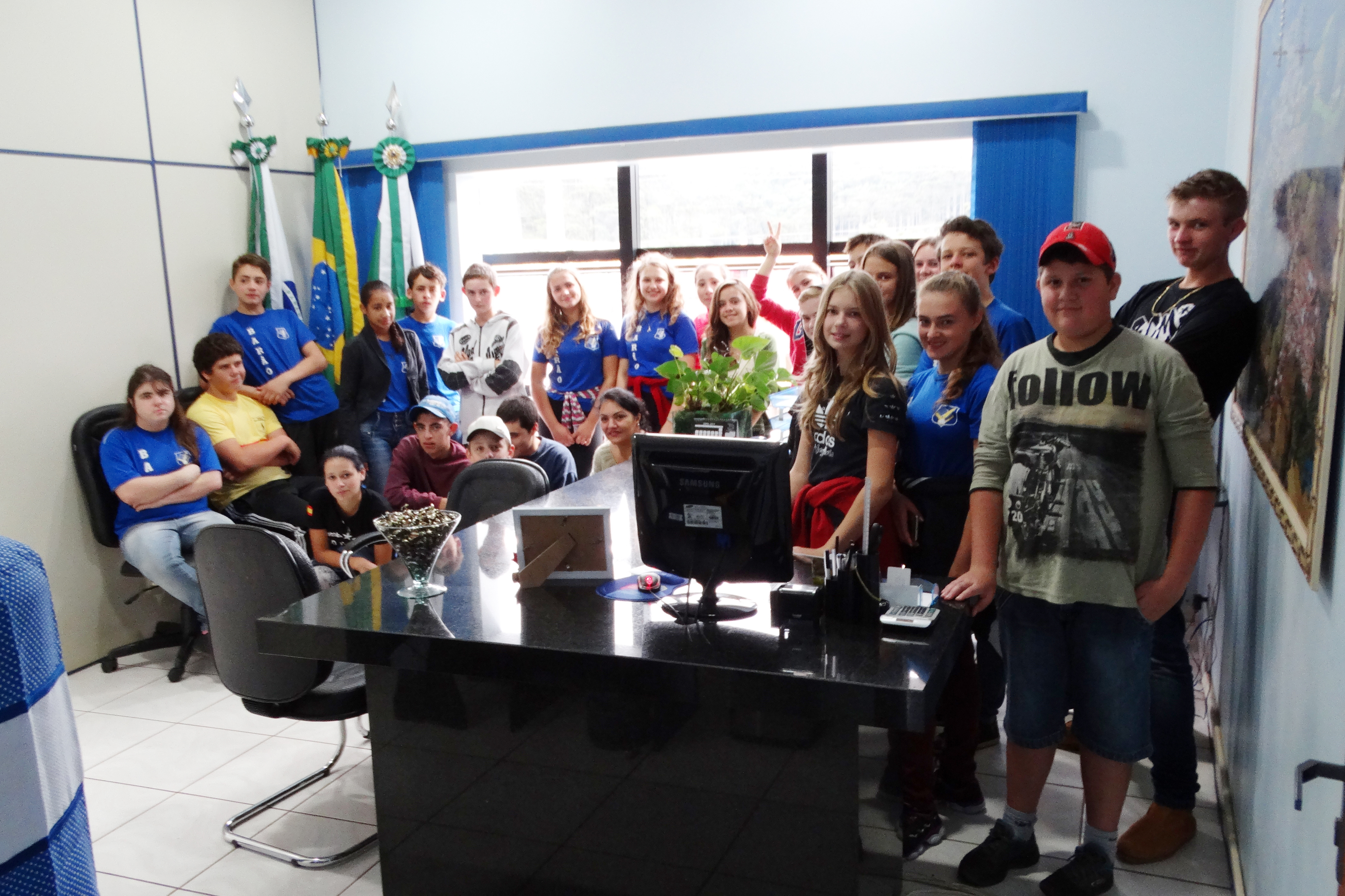 Alunos do Colégio Barão visitam prefeitura municipal