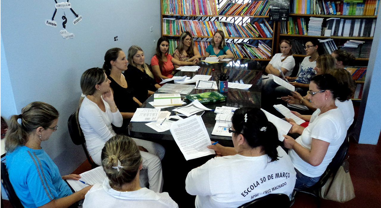 Integrantes do Programa Saúde na Escola realizam reunião