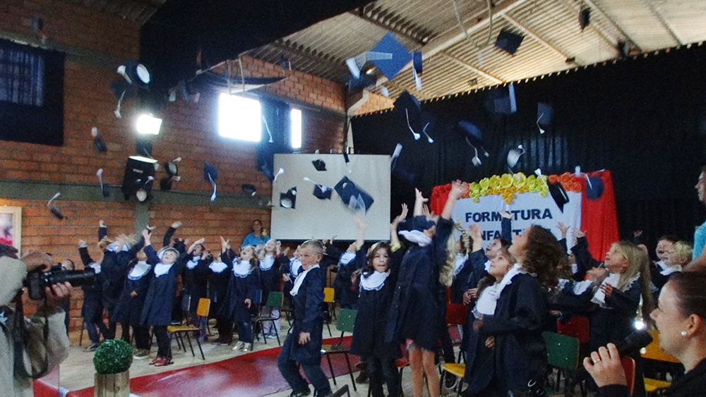 Formatura: Alunos do infantil 5 da Escola Boleslau Sobota recebem certificados