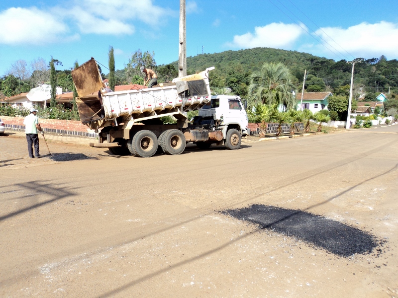 Prefeitura realiza Operação Tapa-Buracos nas ruas da cidade