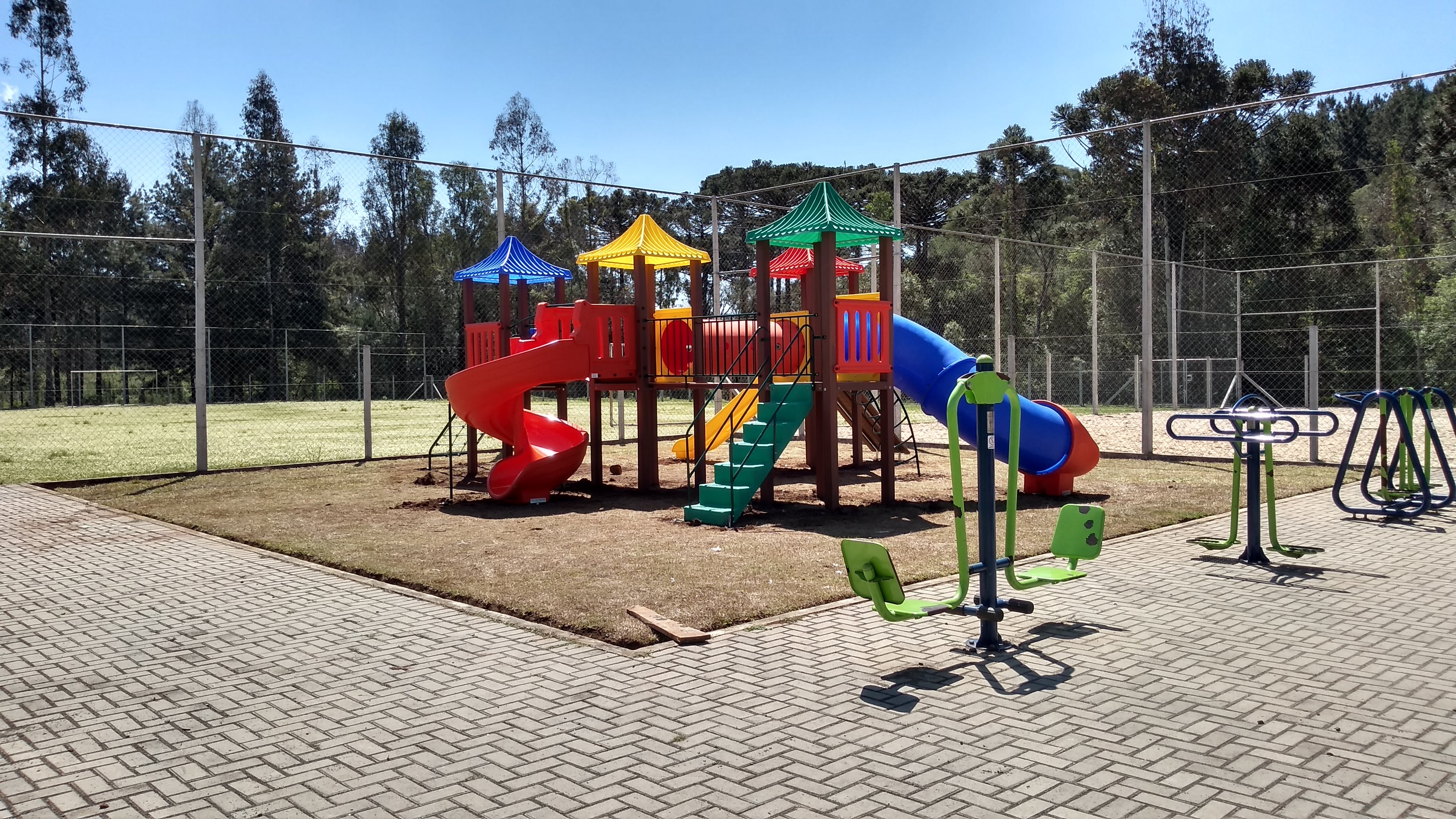 Playground infantil é instalado no Distrito de Santana