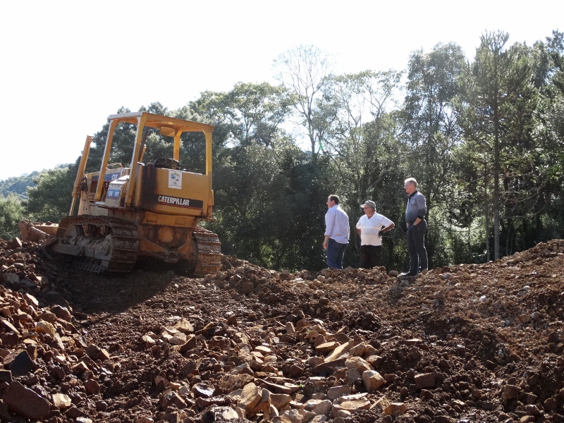 Prefeito Antonio e vice Edison acompanham obras no interior do município