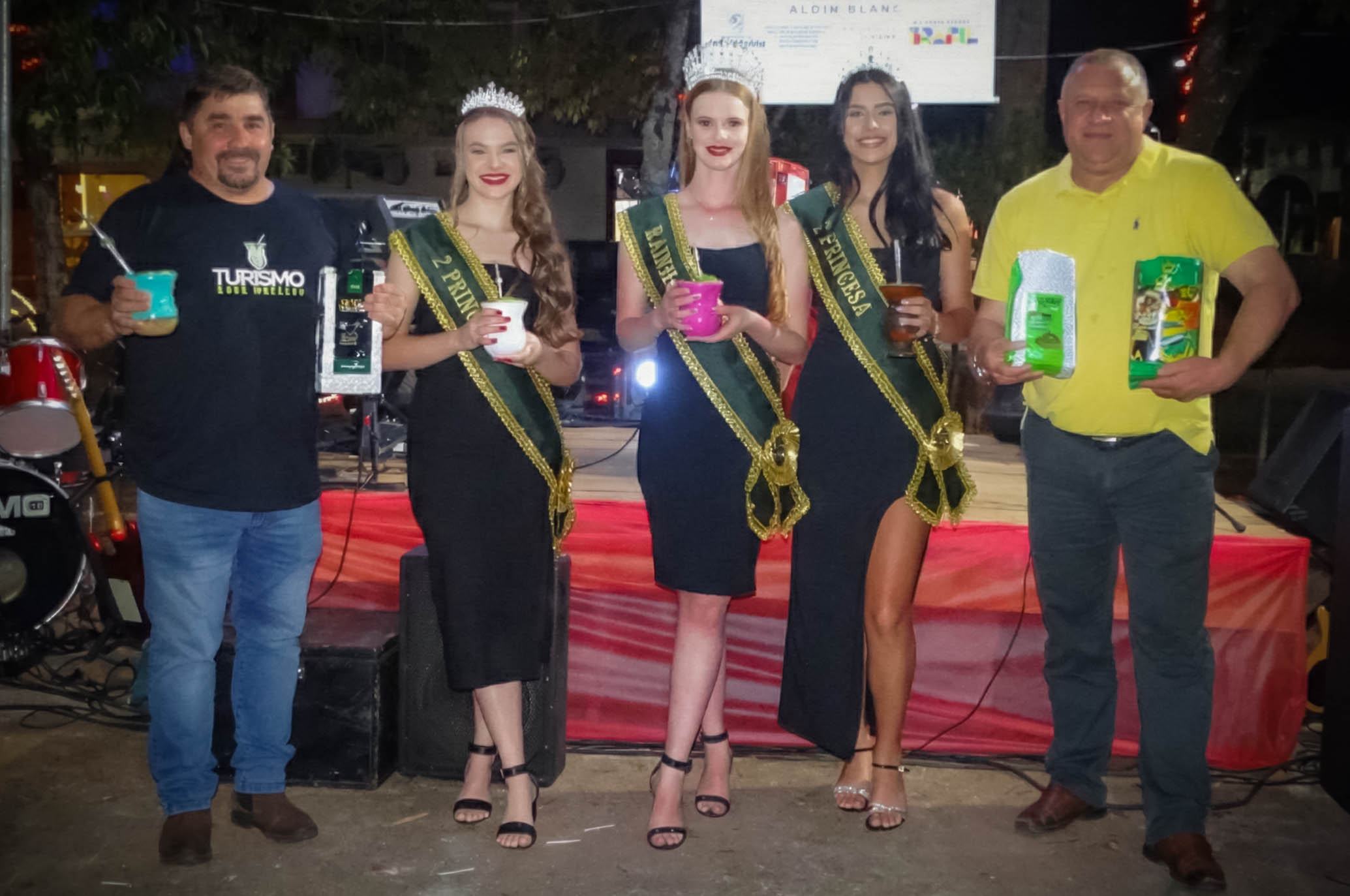 Praça Papa Pio XII vibra com cultura, tradição e integração na 2ª Noite do Chimarrão