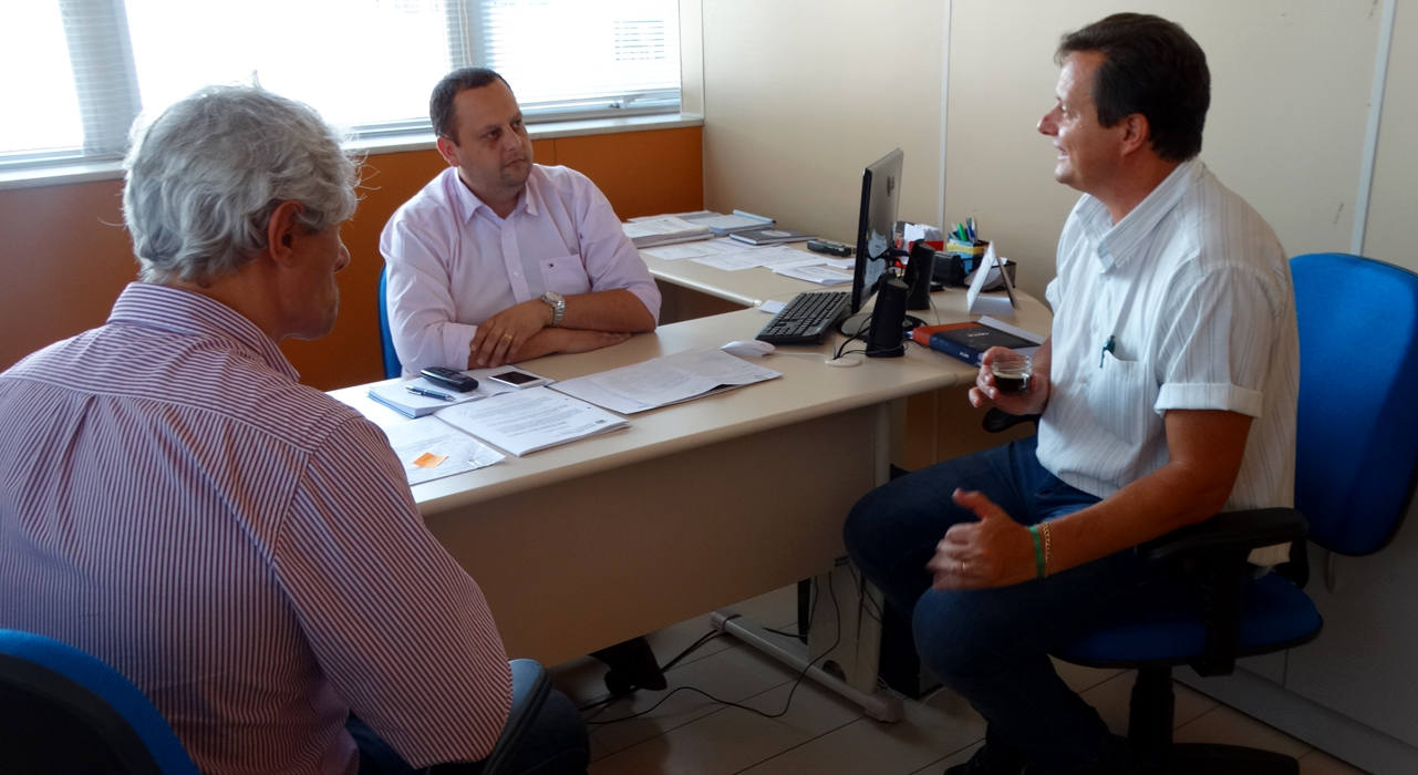 Prefeito Antonio realiza reunião sobre a reconstrução da ponte do Rio Palmital