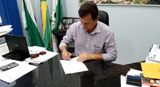 Prefeito Antonio sanciona reajuste salarial dos servidores municipais