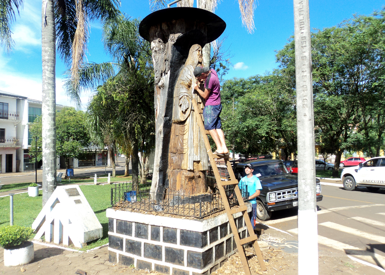 Prefeitura realiza restauração de esculturas em madeira e pintura de bancos