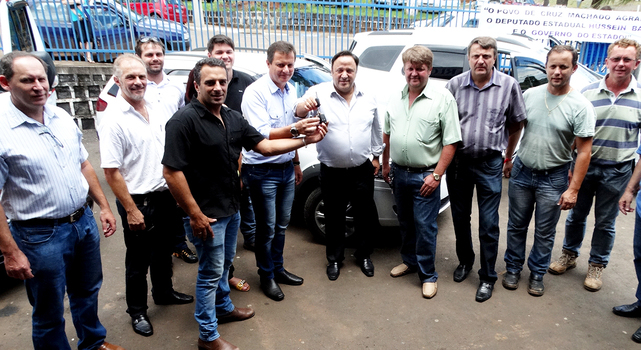 Deputado Hussein Bakri realiza entrega oficial de novos veículos para Cruz Machado
