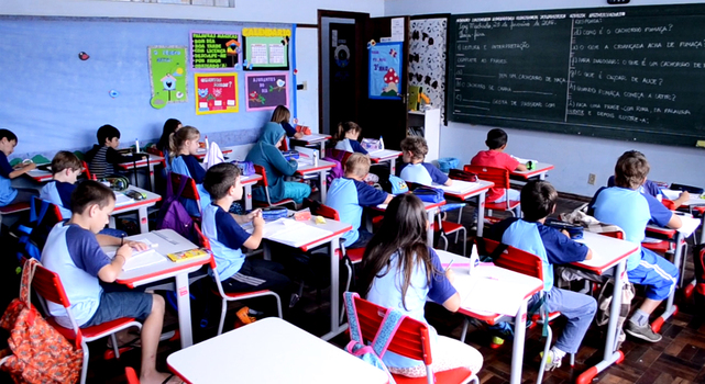 Escolas municipais iniciam ano letivo com novas carteiras escolares