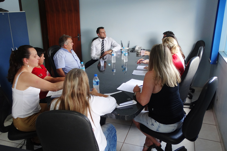 Secretarias de Educação e Assistência Social se reúnem com representantes da Vara da Infância, Juventude e Família