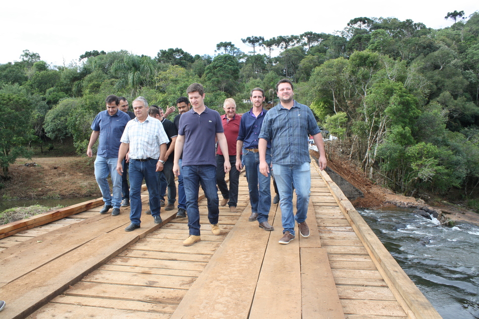 Santin e Bibi inauguram ponte na Barra do Palmital