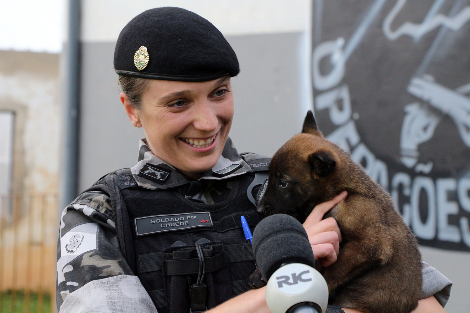 Angélica Chuede é a primeira mulher no treinamento de cães policiais no Paraná