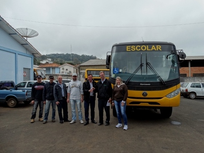 Cruz Machado recebe novo ônibus para transporte escolar