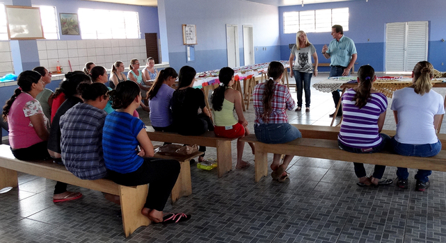 APMI realiza encerramento do curso de pintura em tecido no bairro São José